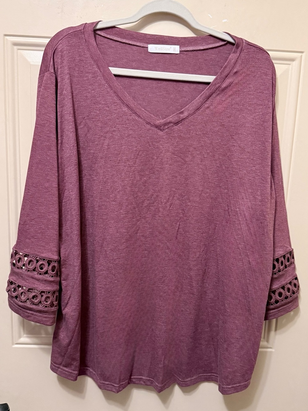 Wellsize Women's V-Neck Crochet Sleeve Top in a Heathered Raspberry Size 2XL
